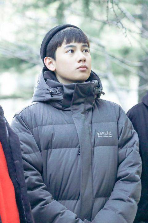 胡先煦黑西装亮相华表奖畅聊中戏展年轻演员风采