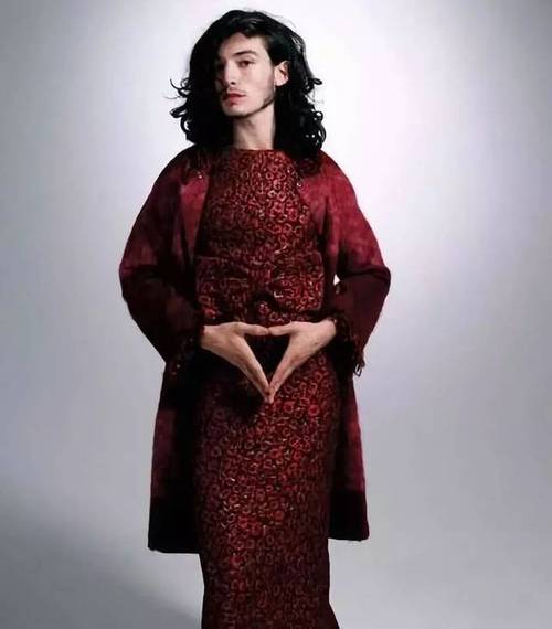 "花花公子"成新趋势?ezra miller 演绎的无性别时尚