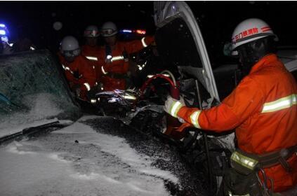 连霍高速突发车祸 消防员风雪中施救俩小时