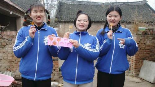 欢欢的童年:妈妈用麦芽糖给姐妹俩做棒棒糖,妈妈真厉害啥都会做