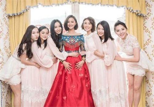 张歆艺的伴娘团,都很美,不过伴娘的衣服比新娘的要好看.