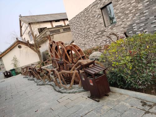 走进余店民俗文化村,孩子们流连在古色古香的街亭上,陶醉在纯朴浓郁