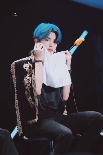 justin蓝精灵 今天的昊哥是蓝色的～或许,若芽色的昊哥