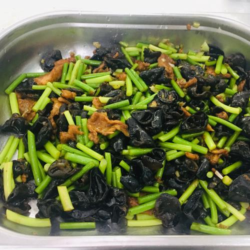 蒜苔木耳炒肉