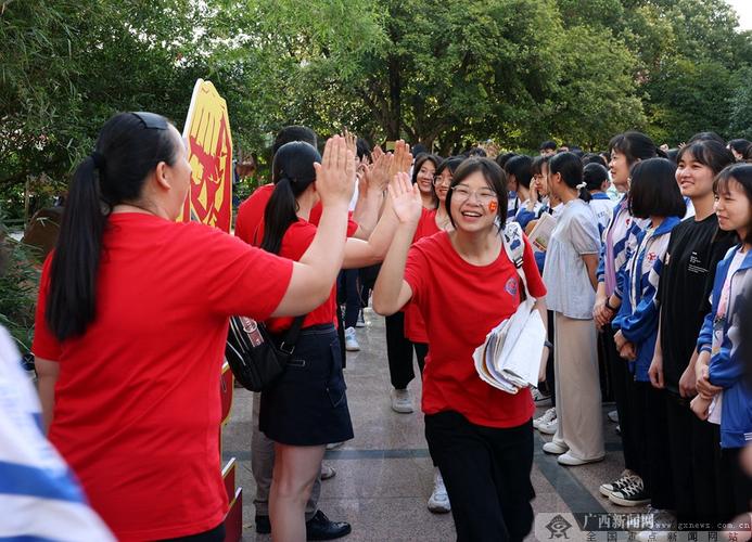 平乐县二塘中学师生齐聚为高三考生击掌壮行.