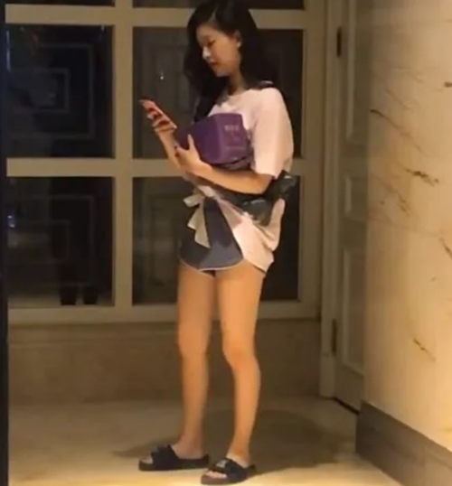 赵露思穿拖鞋亲自取快递,真实腿型藏不住,这"拐子腿"站姿绝了