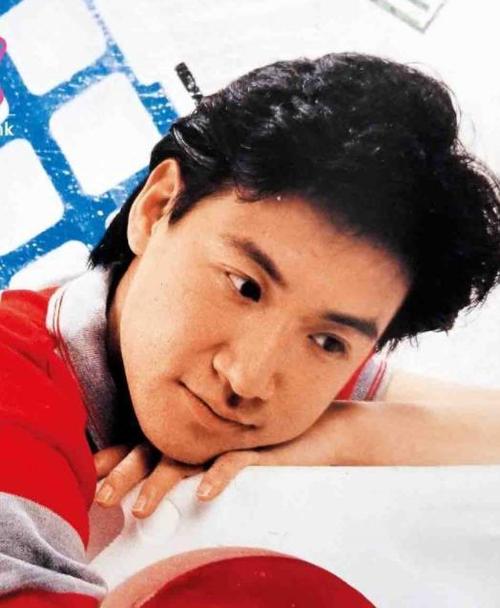 歌神张学友出道照罕有曝光早期是小鲜肉如今变成熟男人