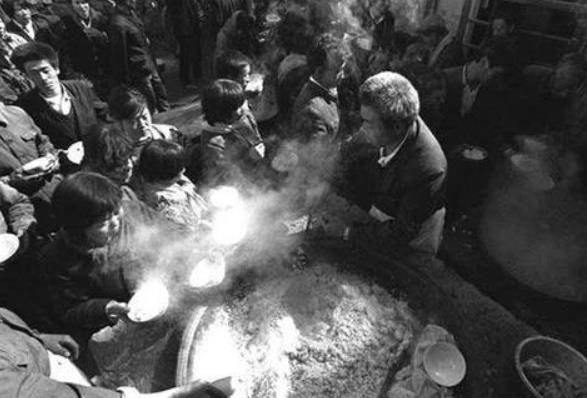 60年前村庄大锅饭实拍