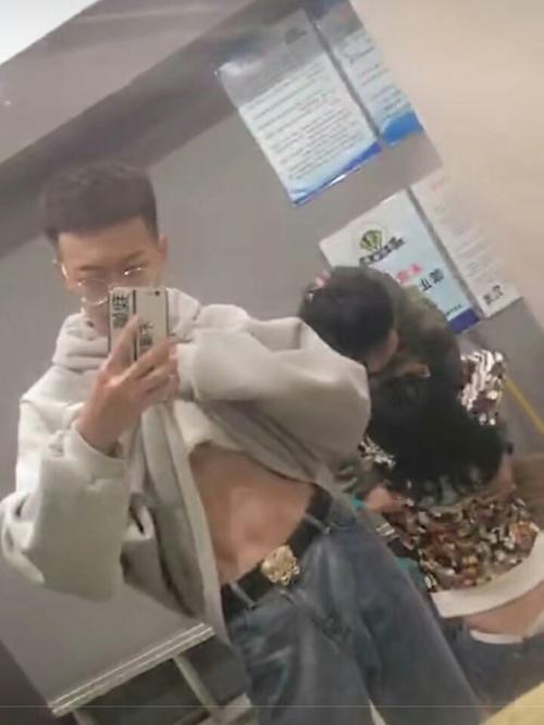 李亚贺的腹肌照片好性感