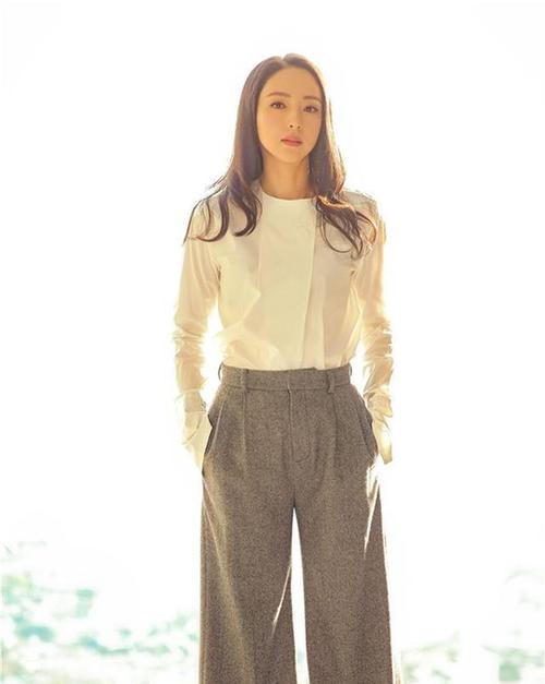 董璇穿搭炫酷十足一身黑色元素气质好似女王