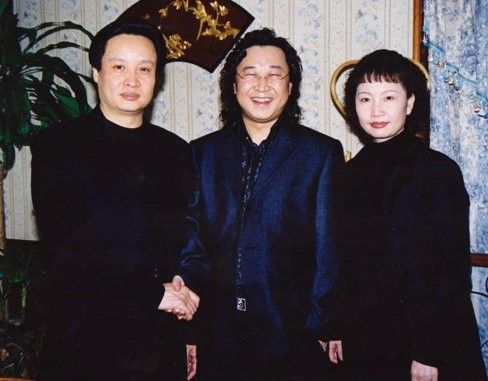 中为著名词作家张俊以,右为阎维文妻子刘卫星),并由张俊以的集团投资