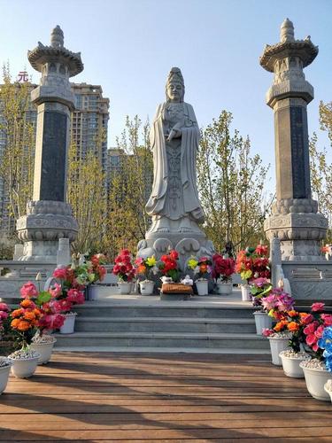 这是龙居寺后门外的观音像这是龙居寺后门外的土地庙