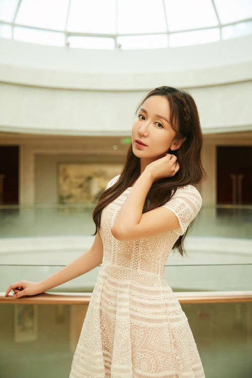 娄艺潇米色连衣裙性感写真图片66