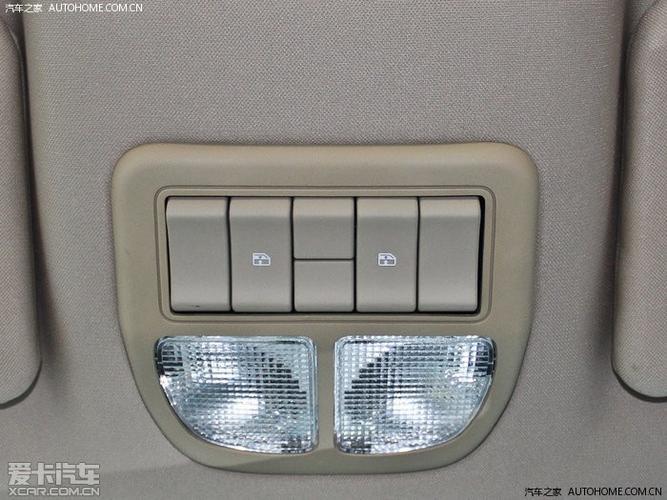 请教gl8盖中盖前排阅读灯这两个按钮是哪个车窗的升降器啊?