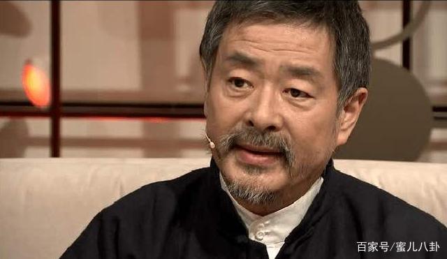 67岁濮存昕陪孙女玩耍,满脸皱纹显沧桑,"男人"也变老了