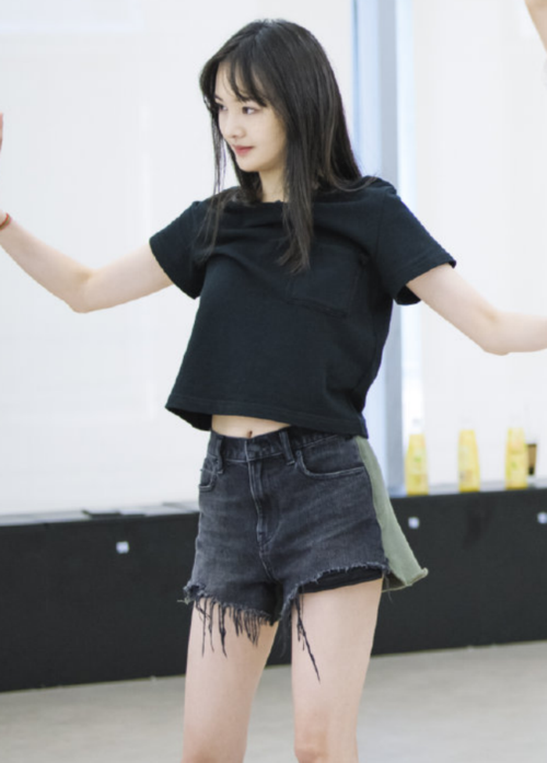 郑爽的腿简直了!口袋比热裤多出2cm,秀出的腿却还有1