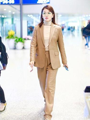 还有刘涛的这身卡其色的西服套装,一点也不逊色年轻小花.