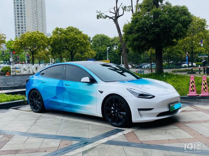 汽车街拍渐变蓝色特斯拉要的就是个性