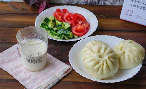 女儿想吃包子,抽空蒸一锅,皮薄馅香真好吃,当早餐好美