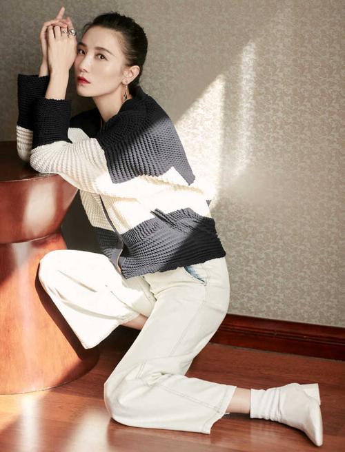 宋佳冬季穿搭真品位,身穿一件呢子材质的大衣搭配马丁