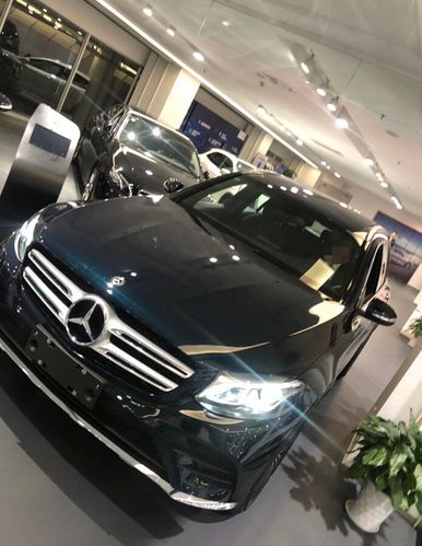 奔驰glc260l加长版到店实拍罕见松石绿色车身看起来十分特别