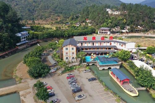 而双龙温泉园林式天然温泉池是龙泉山庄的特色,在群山中,感受大自然的