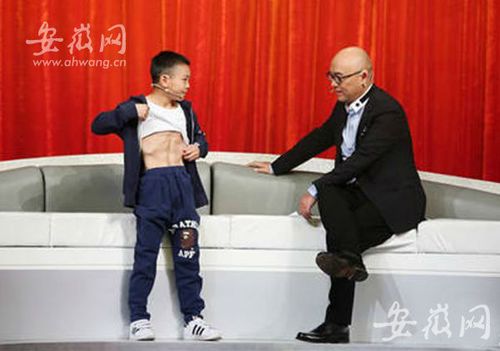 小何翔向孟非展示腹肌.