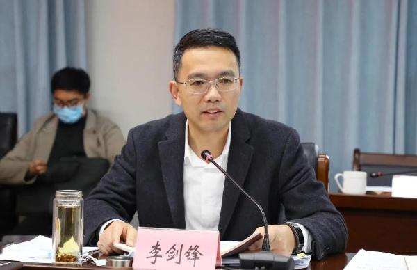 县委副书记,代县长李剑锋就下步疫情防控作了具体部署.