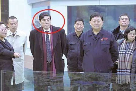 55岁毛阿敏素颜照曝光 嫁富豪老公依旧在家缝拖鞋