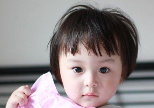 小女孩斜 刘海短发直发发型设计,两侧的头发都梳的稍微长了些,短发梳