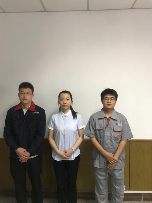 工装检查 检查仪容仪表,工装,司徽佩戴情况,均符合要求.