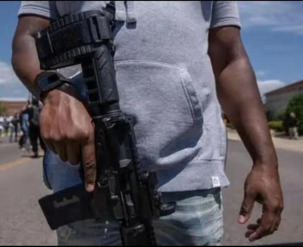 美国黑人枪战1岁华人男童中弹身亡国内父亲崩溃还从未见过孩子