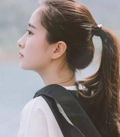扎马尾也是有讲究的,女孩子这样扎马尾,显得青春又漂亮-马尾辫编法