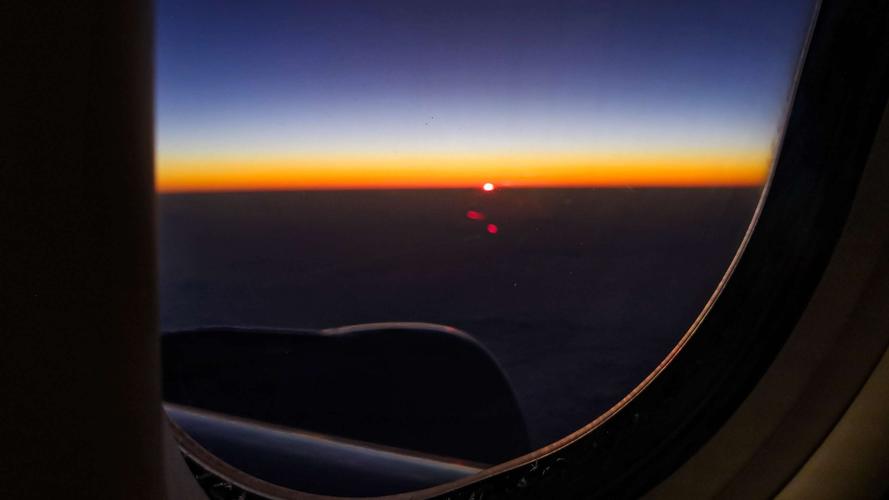 飞机上空奇景:日出东方