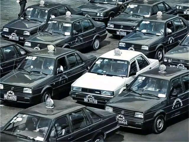 图为90年代末,一家出租车公司停车场内,出租车师傅们正准备开始上路