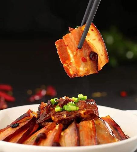 腊味合蒸的成名相传与一位 乞丐有关.