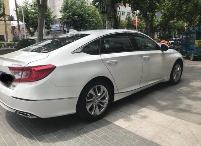 车主喜提白色十代雅阁,这款车到底如何?看他如何评价