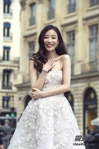 舔屏| 红裙版倪妮真·盛世美颜!照片高级又好看的秘密