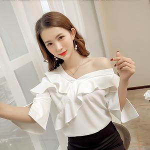 露肩荷叶边白衬衫女2019春夏新款斜肩漏锁骨不规则上衣一字肩衬衣