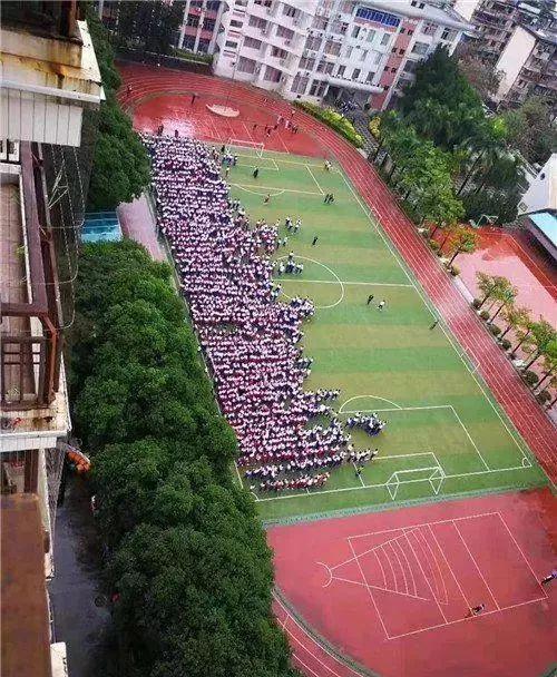 厦门出现教科书式的地震撤离,学生逃跑不忘背上脚受伤