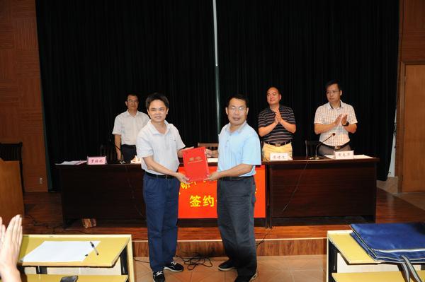 我县举行宁明中学招聘副校长签约仪式