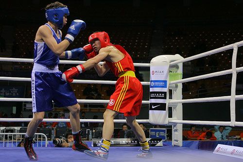 图文:国际拳击赛57kg 谭隽躲开哈萨克对手重拳