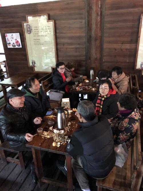 大家团团一桌围坐在诗人"陆羽茶室"品茶聊天,畅所欲言……开怀大笑!