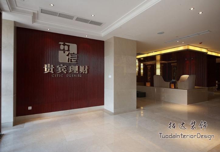吊顶简单,贵宾理财室,背景墙高,大,上.