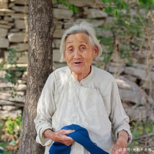 周围老奶奶,一早从山下上来的,腿脚还很好,说老了就害怕孤独,上来找些