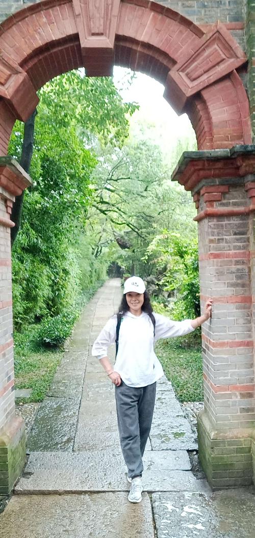 正式建制时 就从浔溪,南林这两个名字中 各取一个字 把镇名定为南浔