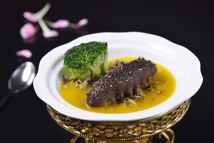 佛 跳 墙由鲍鱼,海参,鱼翅,干贝,猪肚,蛏干等二十几种矜贵原料搭配而