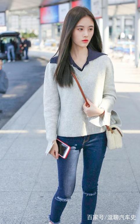 鞠婧祎,她一头长发披肩,满满的青春气息;身穿灰色针织毛衣搭配牛仔裤