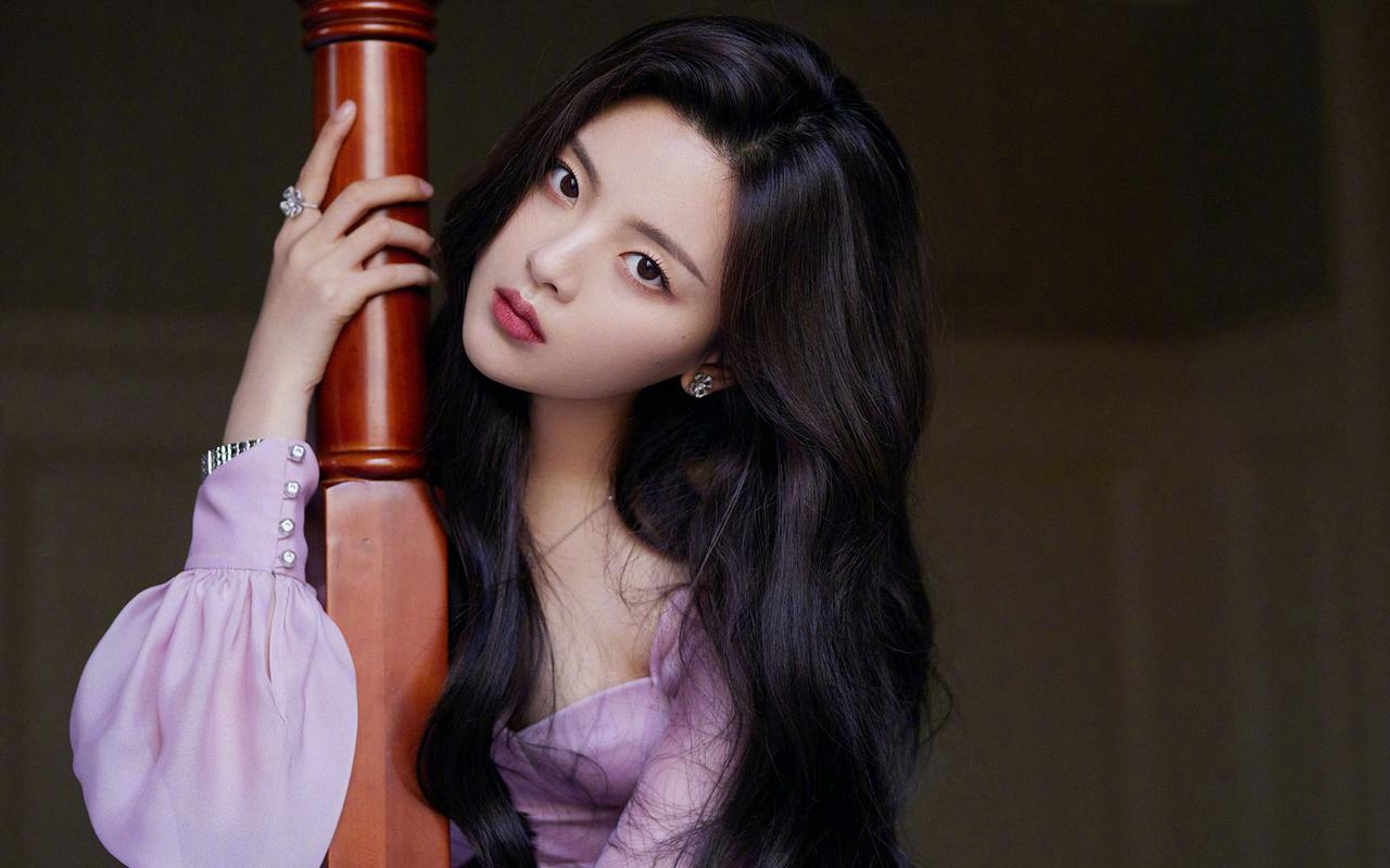 杨超越粉裙甜美高清桌面壁纸