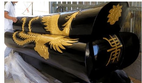 村里抬出黑棺材千人送行风光大葬没有一人不念好